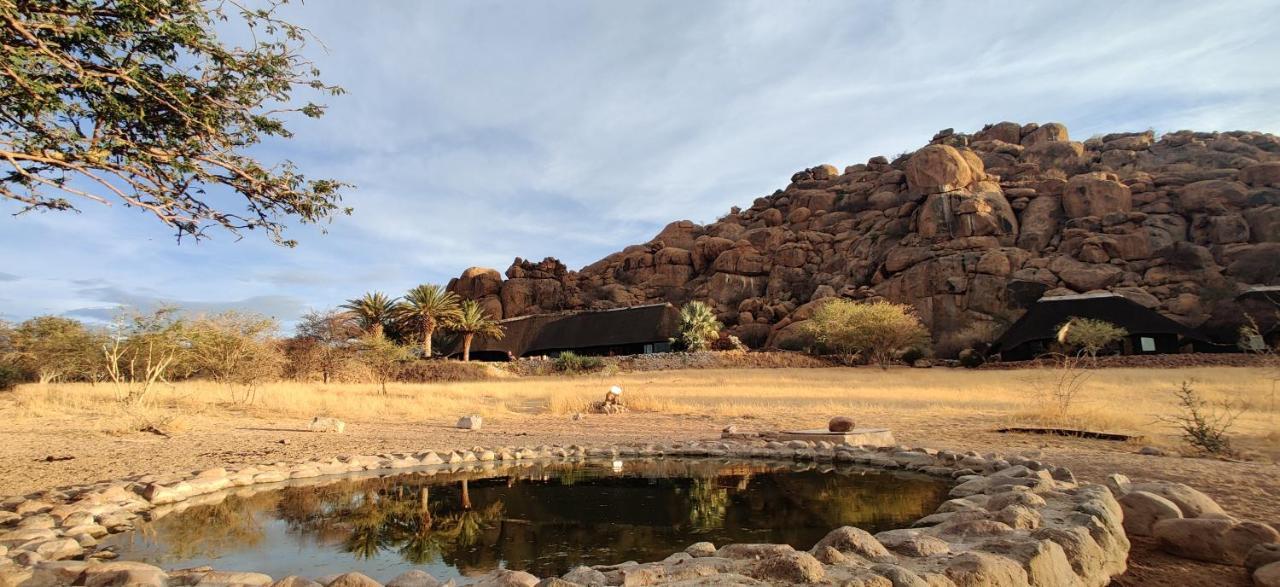 Ai Aiba - The Rock Painting Lodge Omaruru Exterior photo
