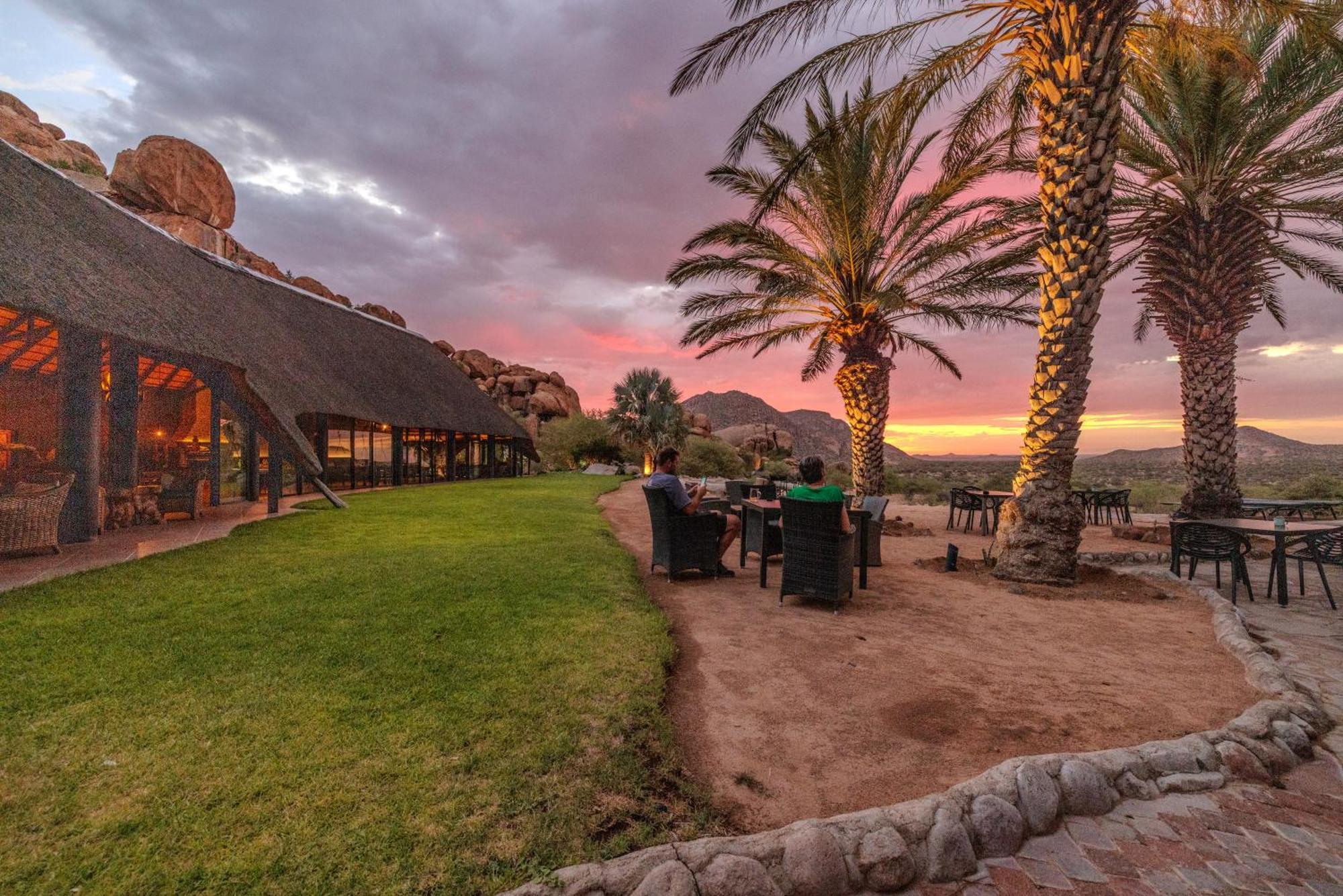 Ai Aiba - The Rock Painting Lodge Omaruru Exterior photo